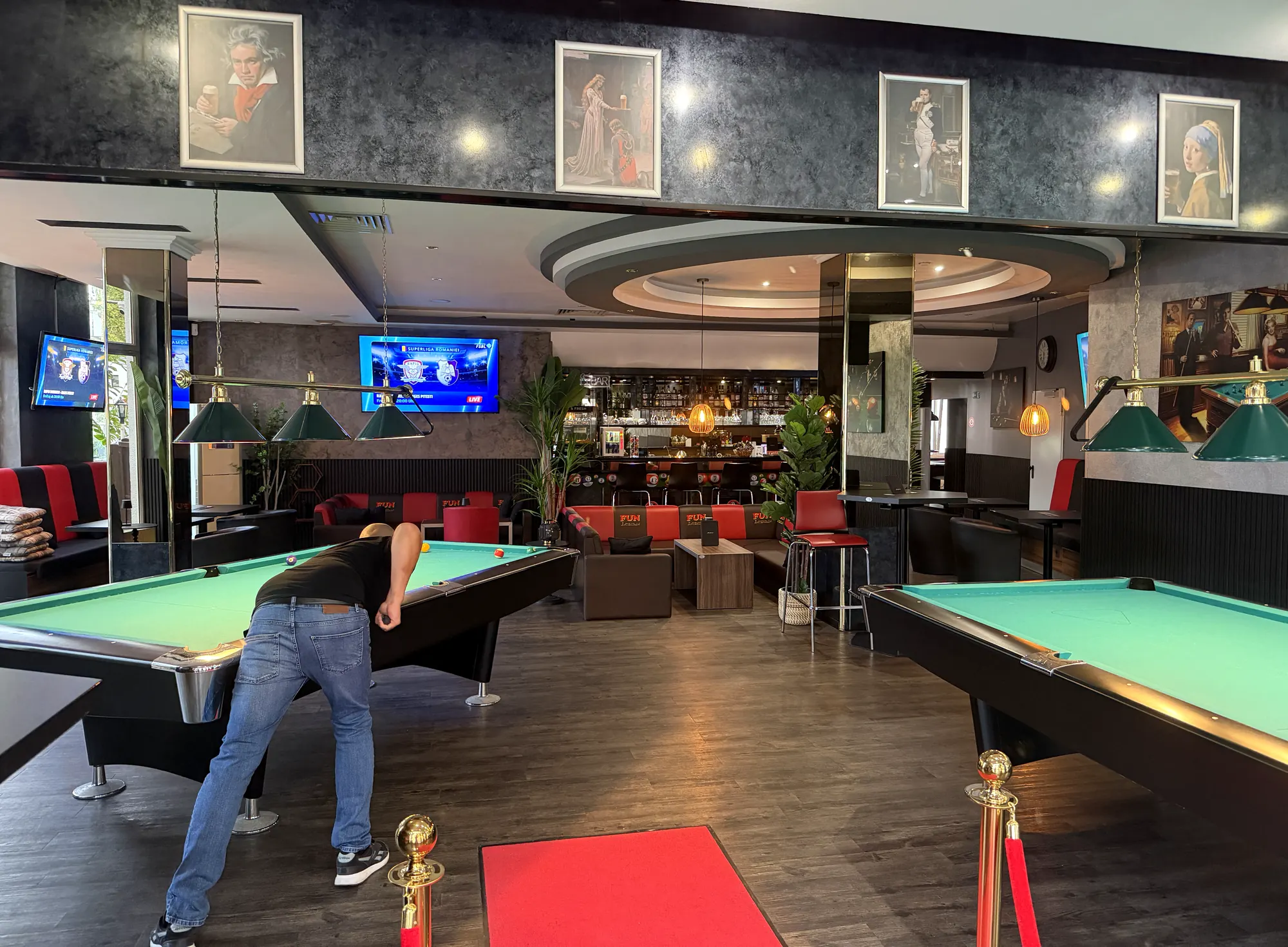 Ein Gast beim Stoß am Poolbillardtisch in Dorsten