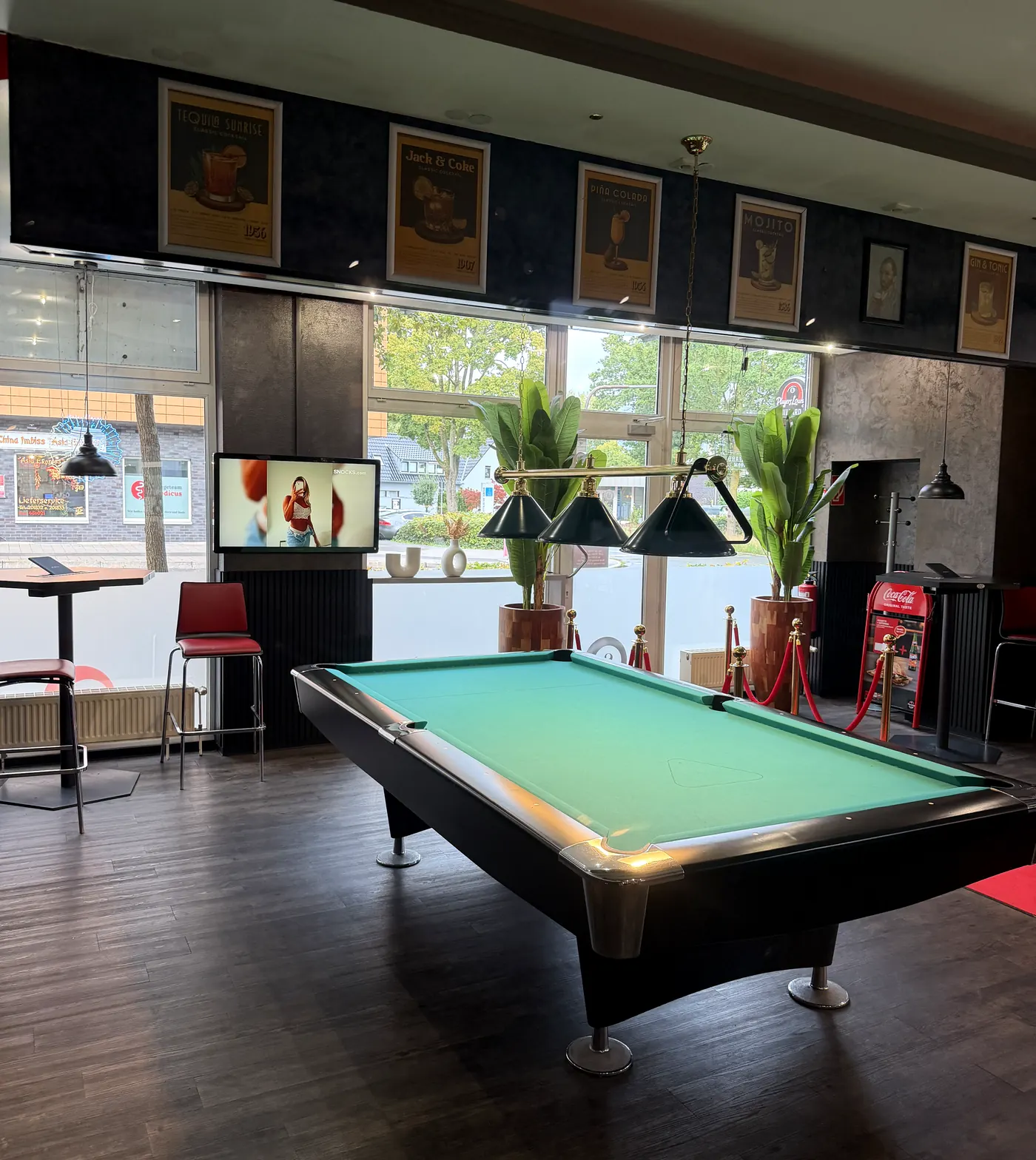 Poolbillardtisch mit grünem Tuch am Fenster