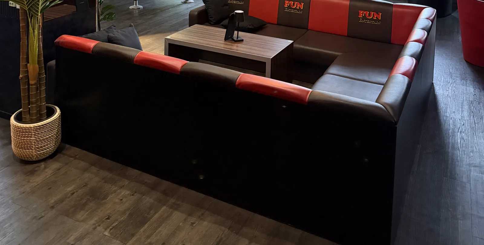 Rot-schwarze Ledersofas neben den Spielflächen